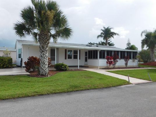 Exterior, Facade, Ranch