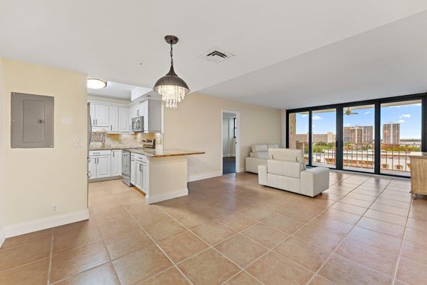 Chandelier, Interior, Kitchen, Living room