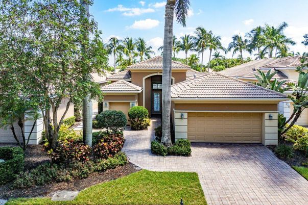 Attached, Exterior, Facade, Mediterranean