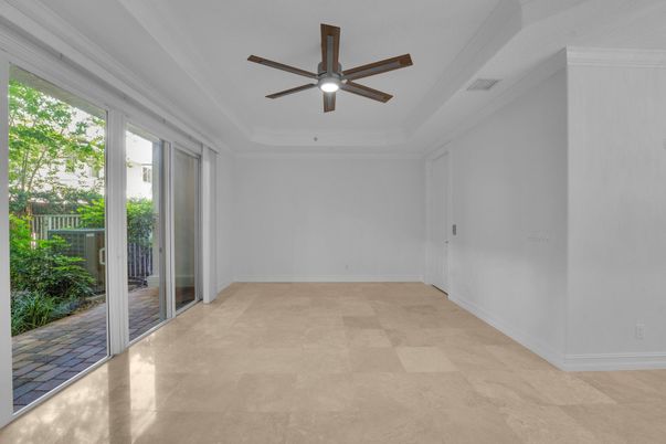 Empty room, Interior
