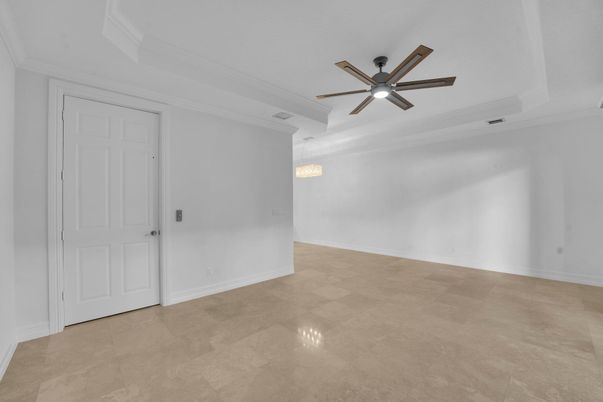 Empty room, Interior