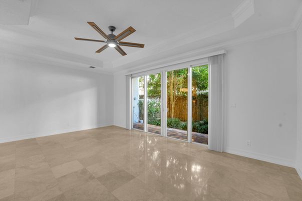 Empty room, Interior