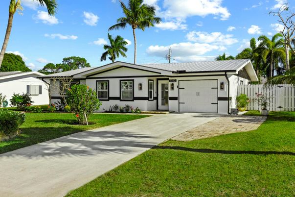 Attached, Exterior, Facade, Ranch