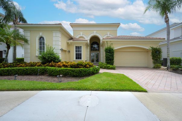Attached, Exterior, Facade, Mediterranean