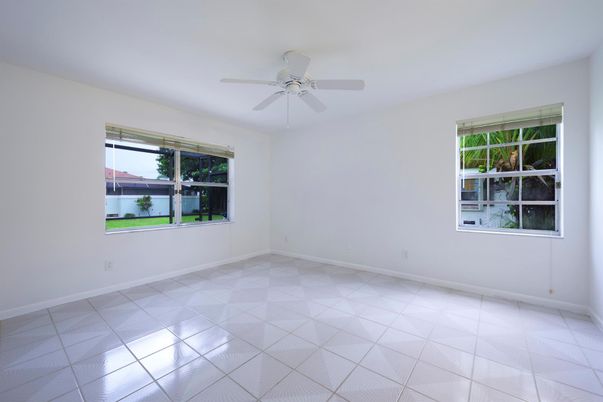 Empty room, Interior