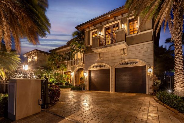 Attached, Exterior, Facade, Mediterranean