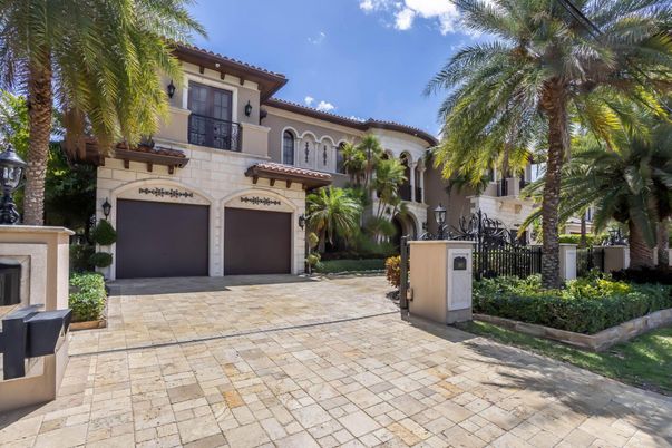 Attached, Exterior, Facade, Mediterranean