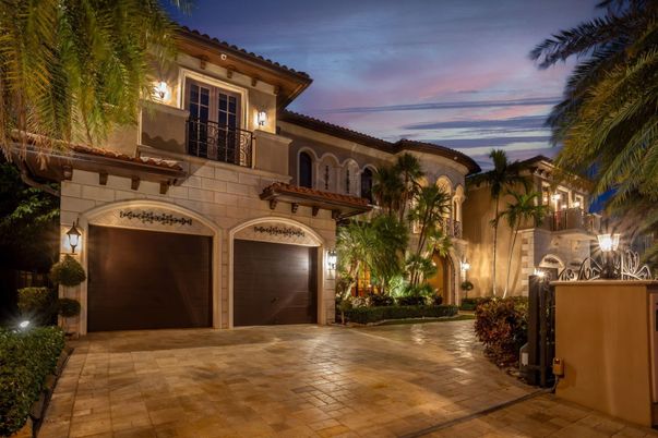 Attached, Exterior, Facade, Mediterranean