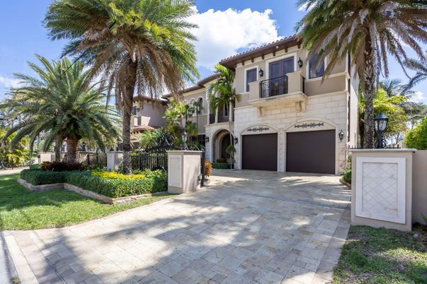 Attached, Exterior, Facade, Mediterranean