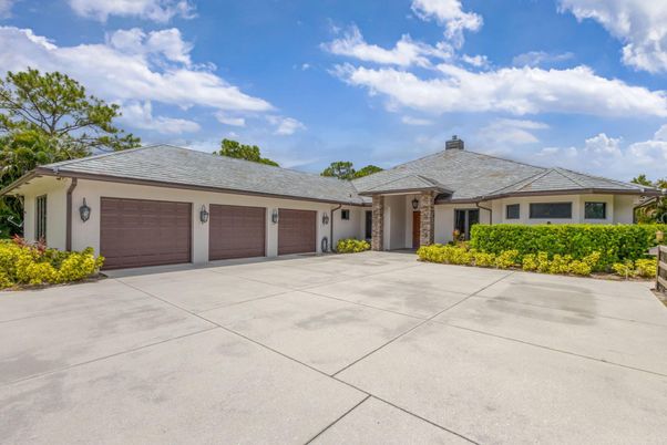 Attached, Exterior, Facade, Ranch