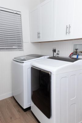 Interior, Washer, Wood Texture Flooring