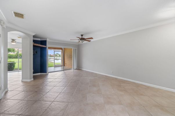 Empty room, Interior