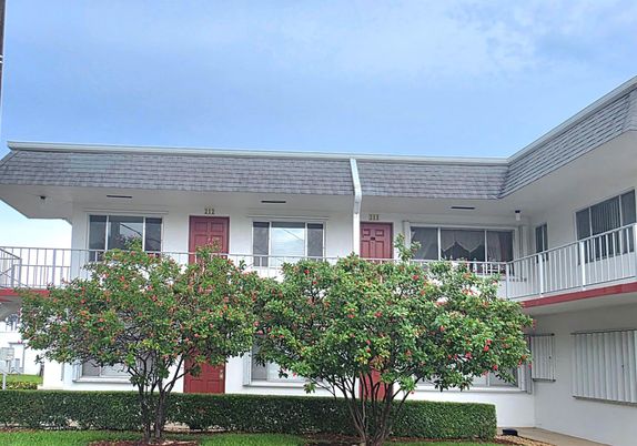 Exterior, Facade, Ranch