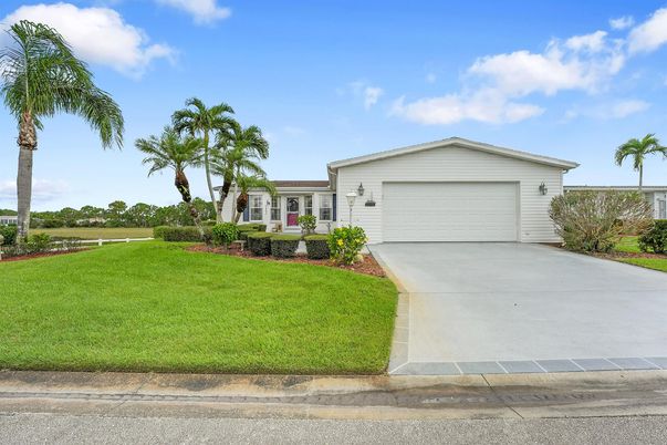 Attached, Exterior, Facade, Ranch