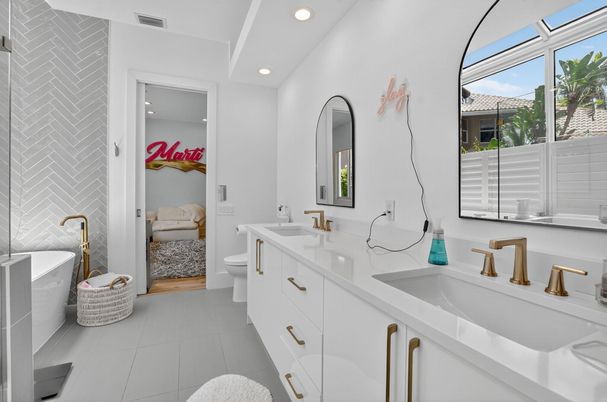 Bathroom, Dual Sink Vanities, Interior, Recessed Lighting