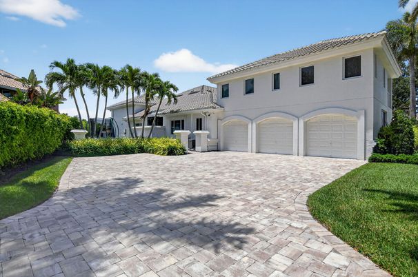 Attached, Exterior, Facade, Mediterranean