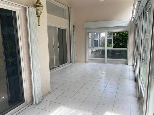 Empty room, Interior
