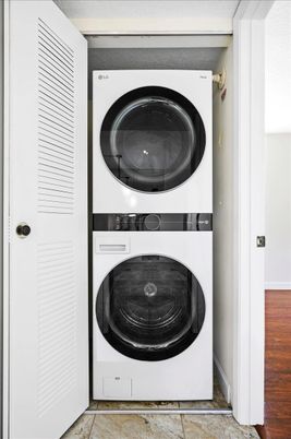 Interior, Utility Closets, Washer, Wood Texture Flooring