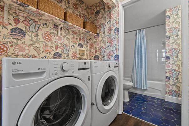 Interior, Washer, Wood Texture Flooring