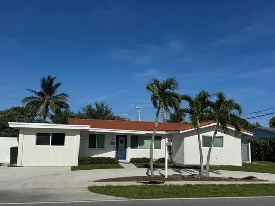 Exterior, Facade, Ranch