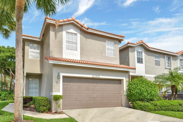 Attached, Exterior, Facade, Mediterranean