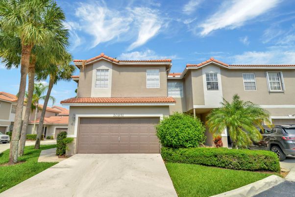 Attached, Exterior, Facade, Mediterranean