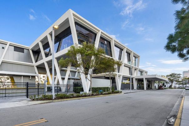 Exterior, Facade, Modern