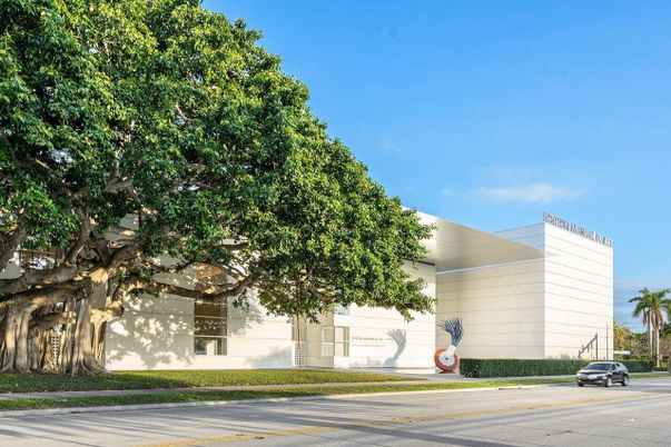 Exterior, Facade, Modern