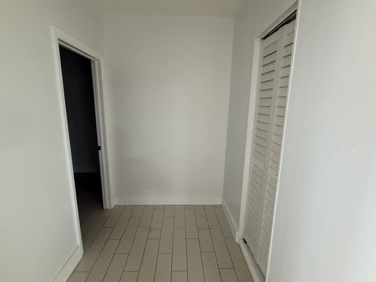 Empty room, Interior