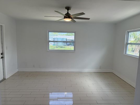 Empty room, Interior