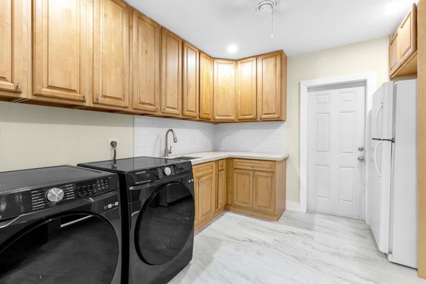 Interior, Marble, Recessed Lighting, Washer