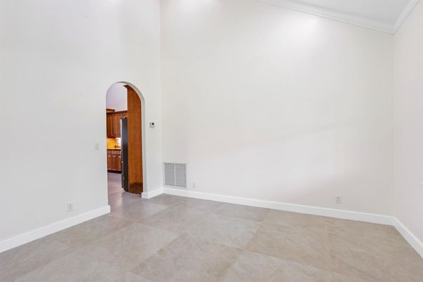 Empty room, Interior