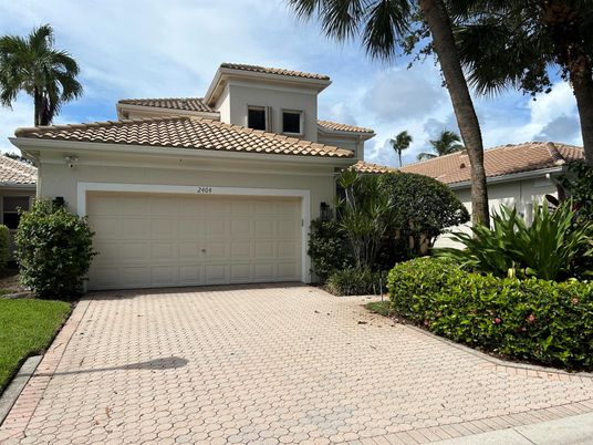 Attached, Exterior, Facade, Mediterranean