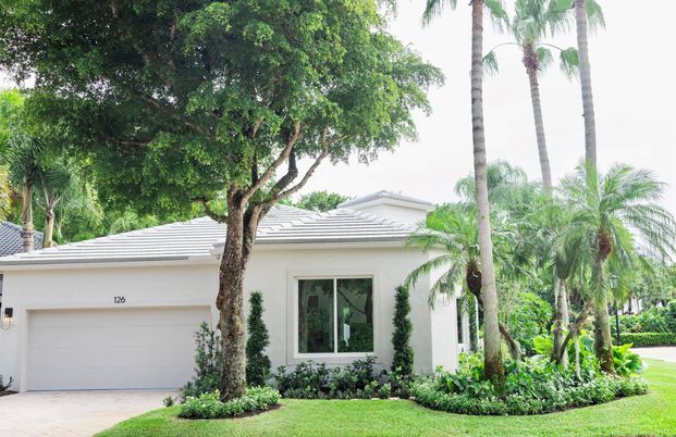 Attached, Exterior, Facade, Mediterranean
