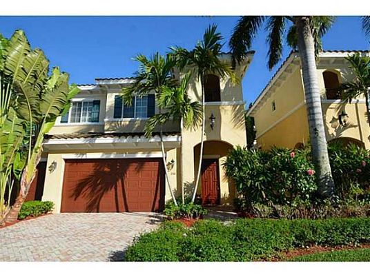 Attached, Exterior, Facade, Mediterranean