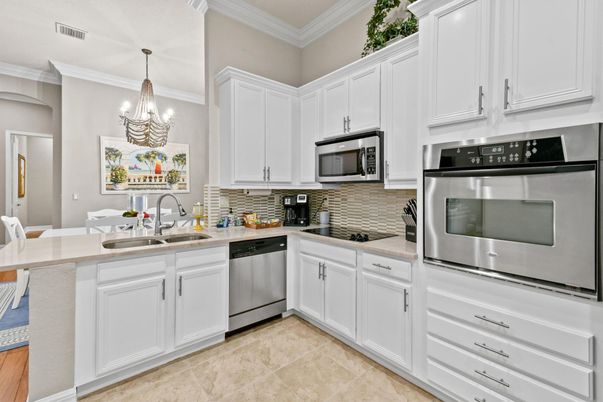 Chandelier, Dining room, Interior, Kitchen, Stainless Steel Appliances