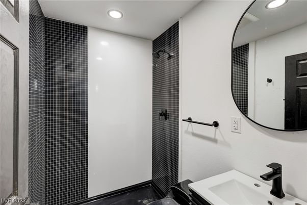 Bathroom, Interior, Recessed Lighting