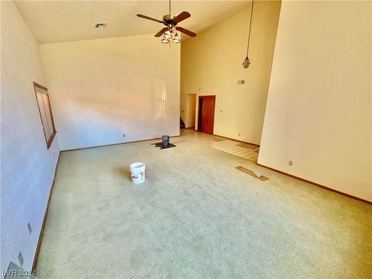 Empty room, Interior
