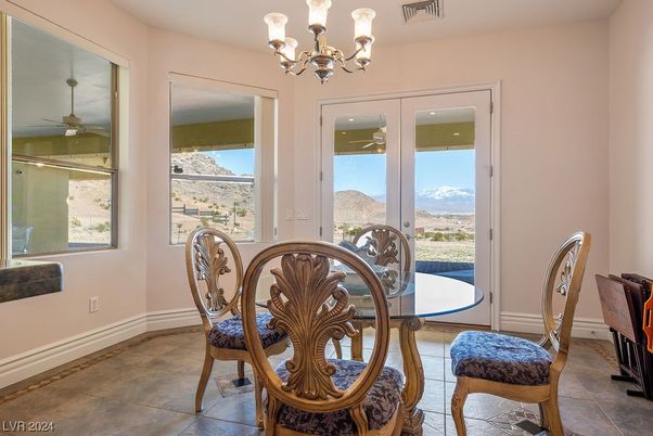 Chandelier, Dining room, Interior