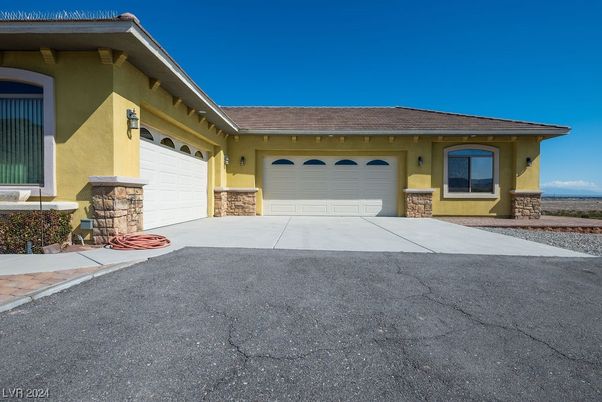 Attached, Exterior, Facade, Mediterranean