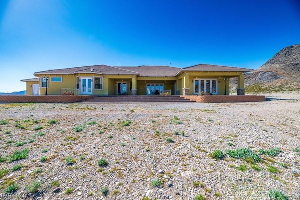 Backyard, Exterior, Facade, Ranch