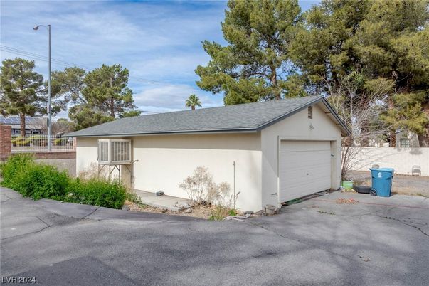 Detached Garage, Exterior