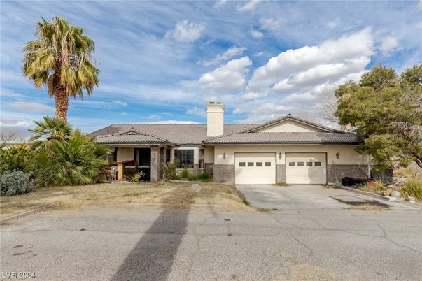 Attached, Exterior, Facade, Ranch