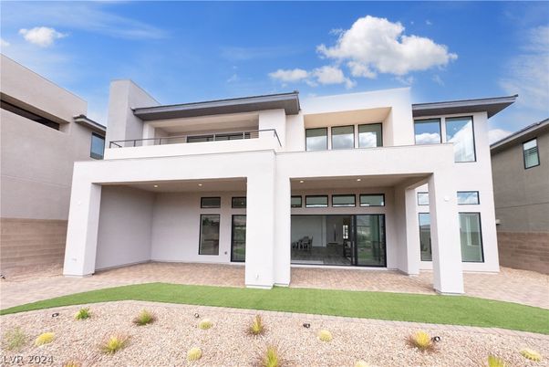 Exterior, Facade, Modern