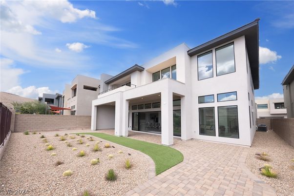 Attached, Backyard, Exterior, Facade, Modern