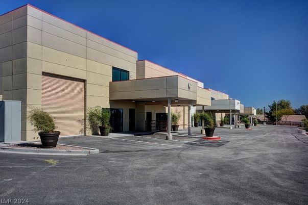 Exterior, Facade, Modern