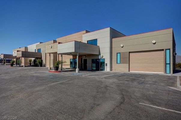 Attached, Exterior, Facade, Modern