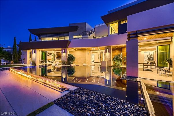 Exterior, Facade, Pool, Modern