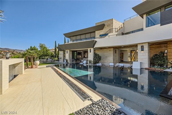 Exterior, Facade, Pool, Modern