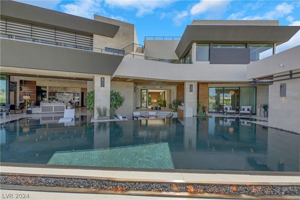 Exterior, Facade, Pool, Modern